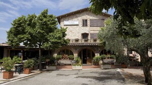 A stone building with a sign reading "Albergo Ristorante Sul Sangue, Piscina Giardino Bar". - Da Angelo (Assisi)