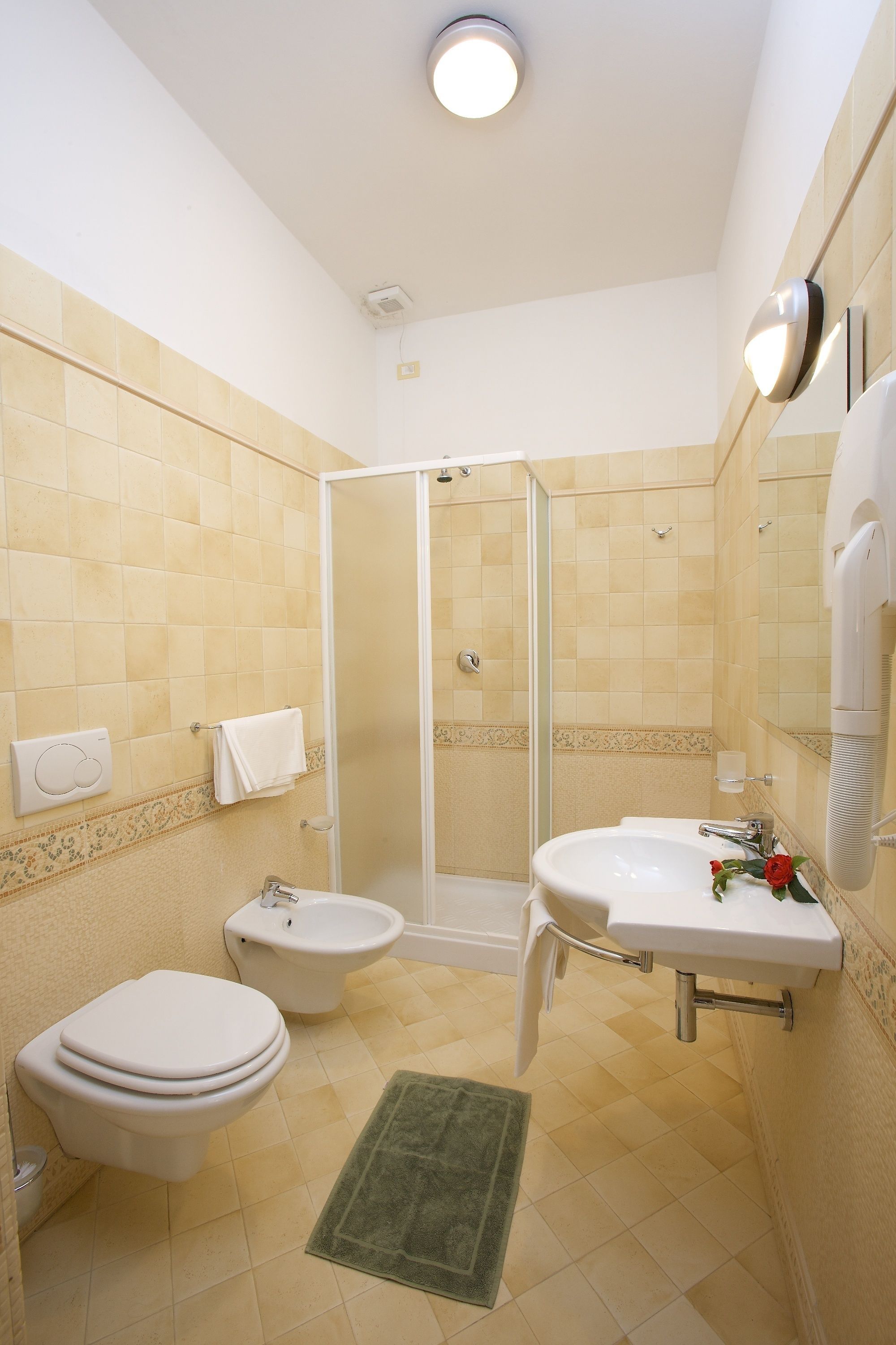 triple room | bathroom | free toiletries, hair dryer, bidet, towels