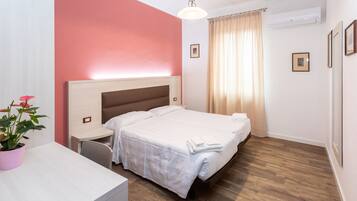 Quarto casal | Escrivaninha, espaço de trabalho para notebook, cortinas blackout