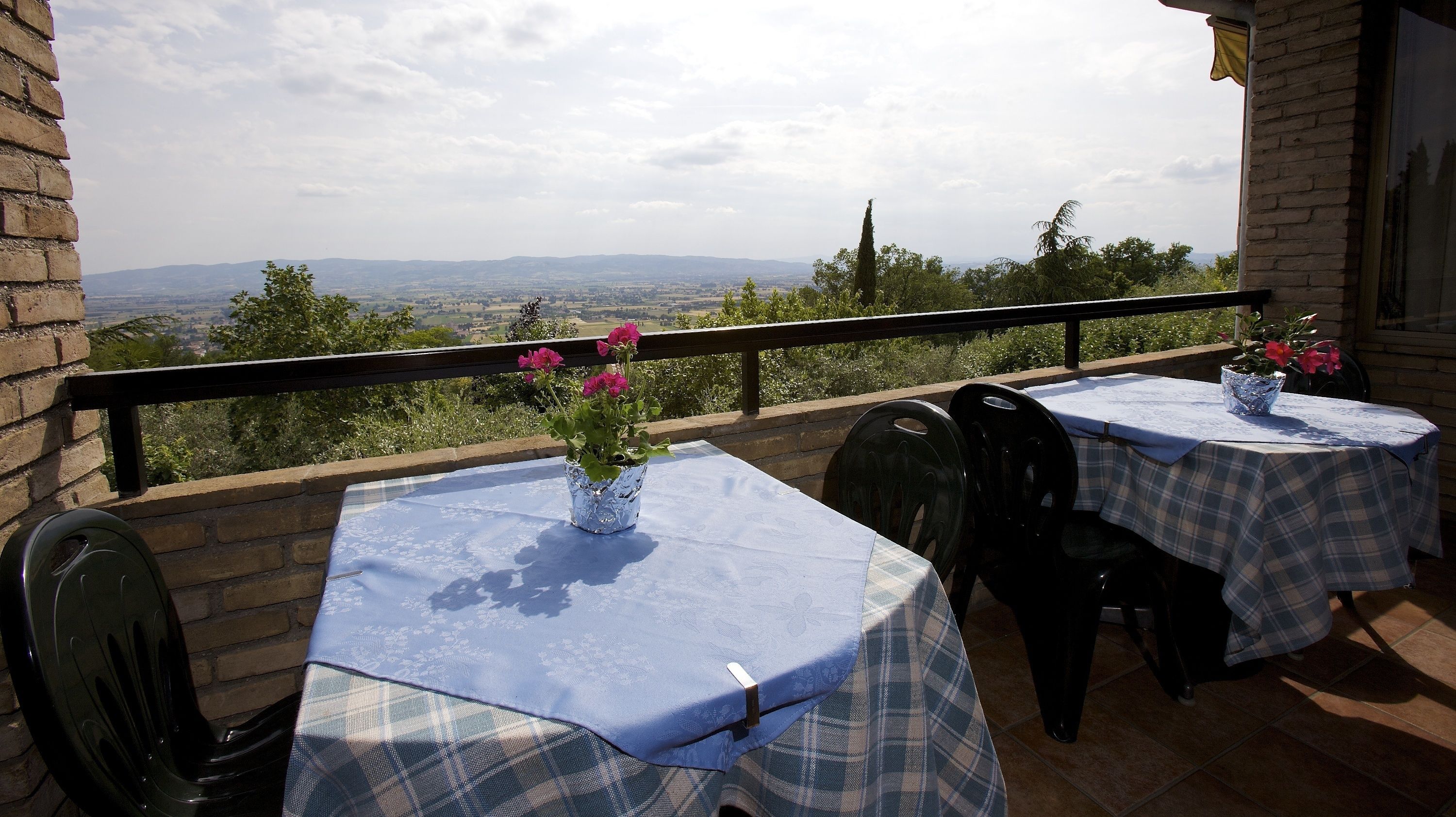 Aperto a colazione e pranzo, cucina locale, con vista sulla piscina 