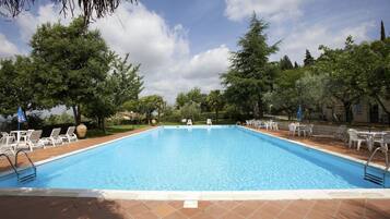 Piscina all'aperto, ombrelloni da piscina, lettini
