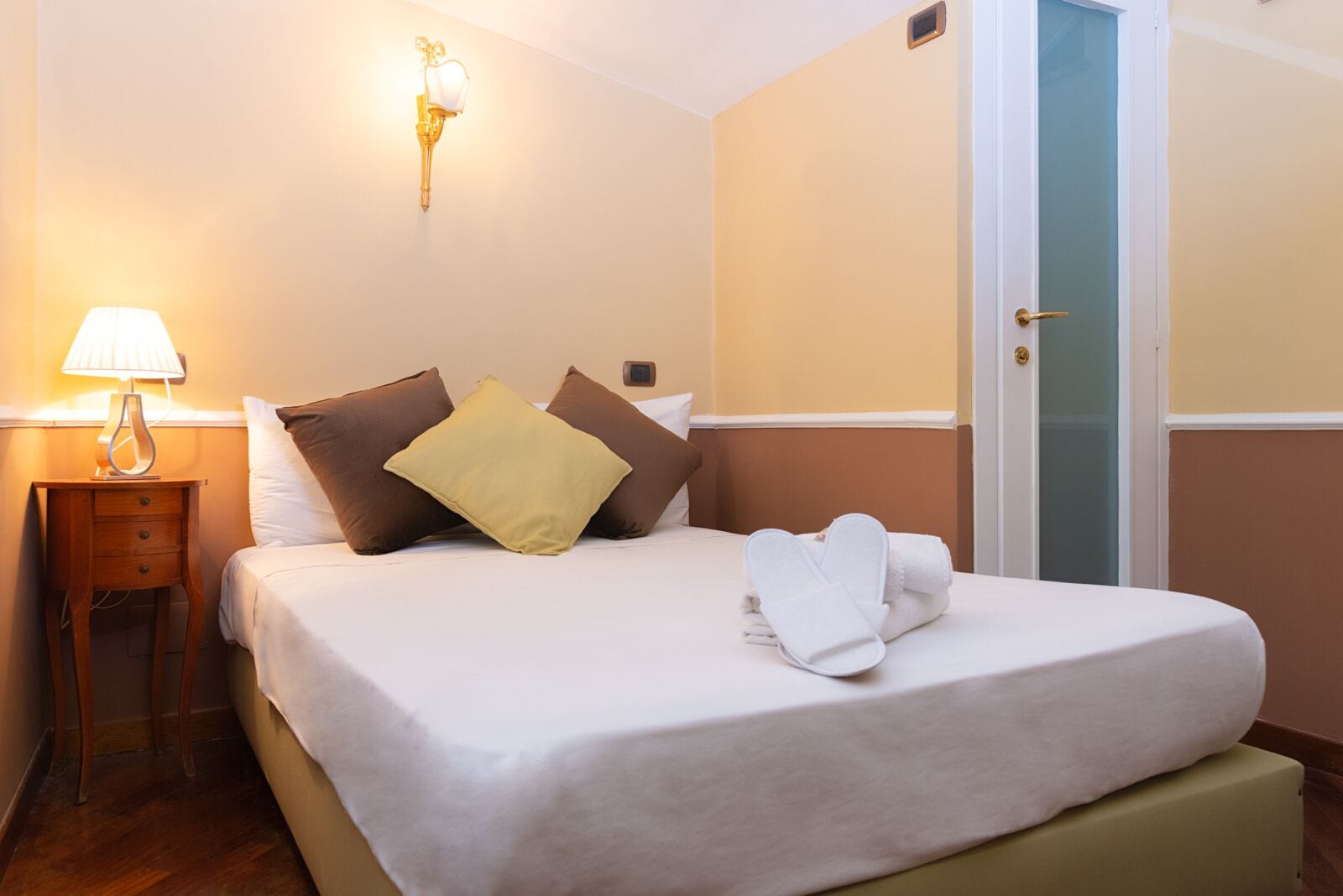 minibar, in-room safe, individually decorated, desk