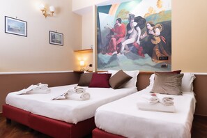 Minibar, in-room safe, individually decorated, desk - Hotel Suite Ares (Naples)
