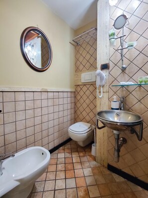 Regendusche, Haartrockner, Bademäntel, Hausschuhe