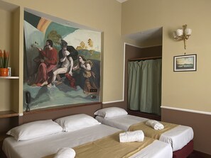 Minibar, Zimmersafe, individuell dekoriert, Schreibtisch
