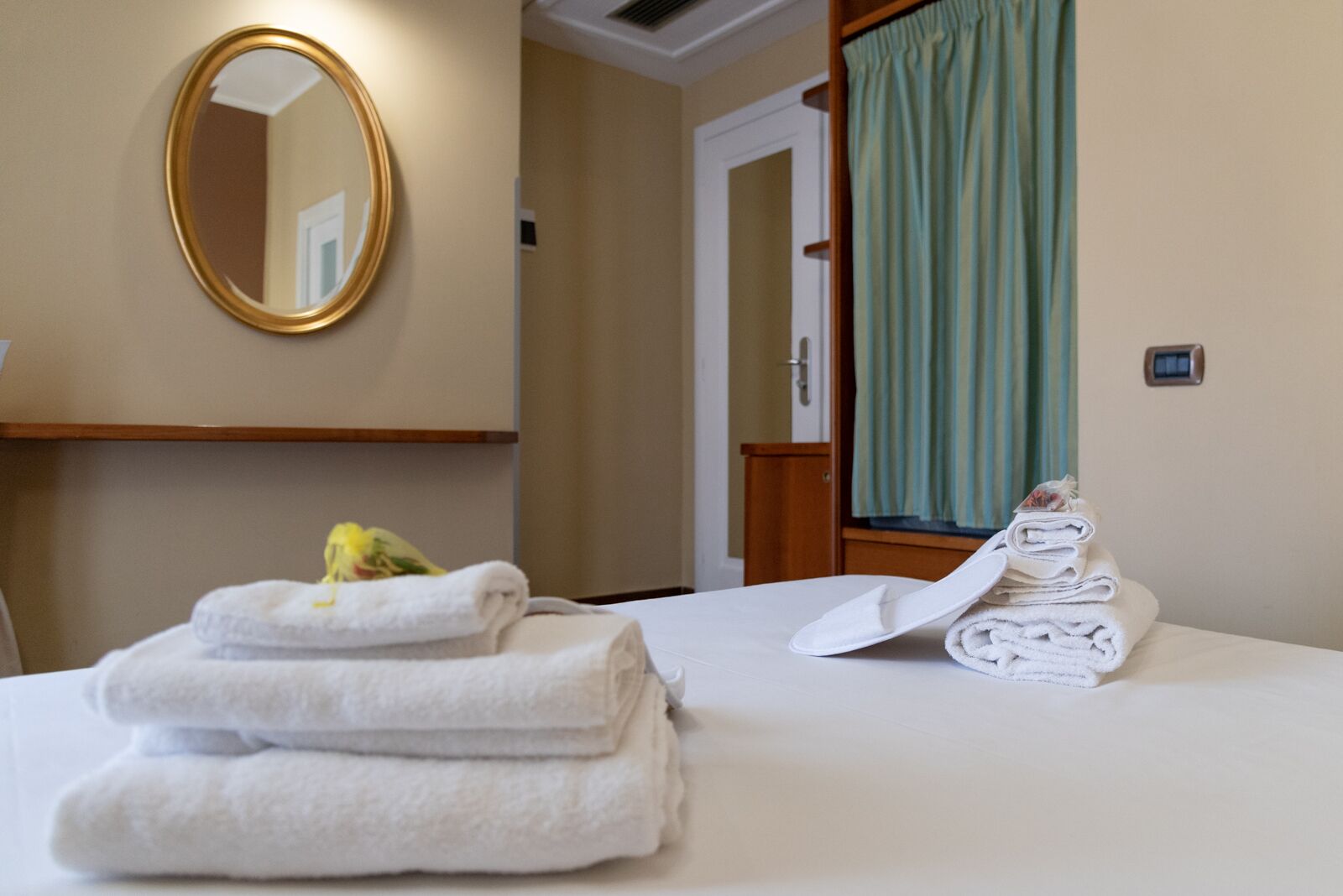 minibar, in-room safe, individually decorated, desk