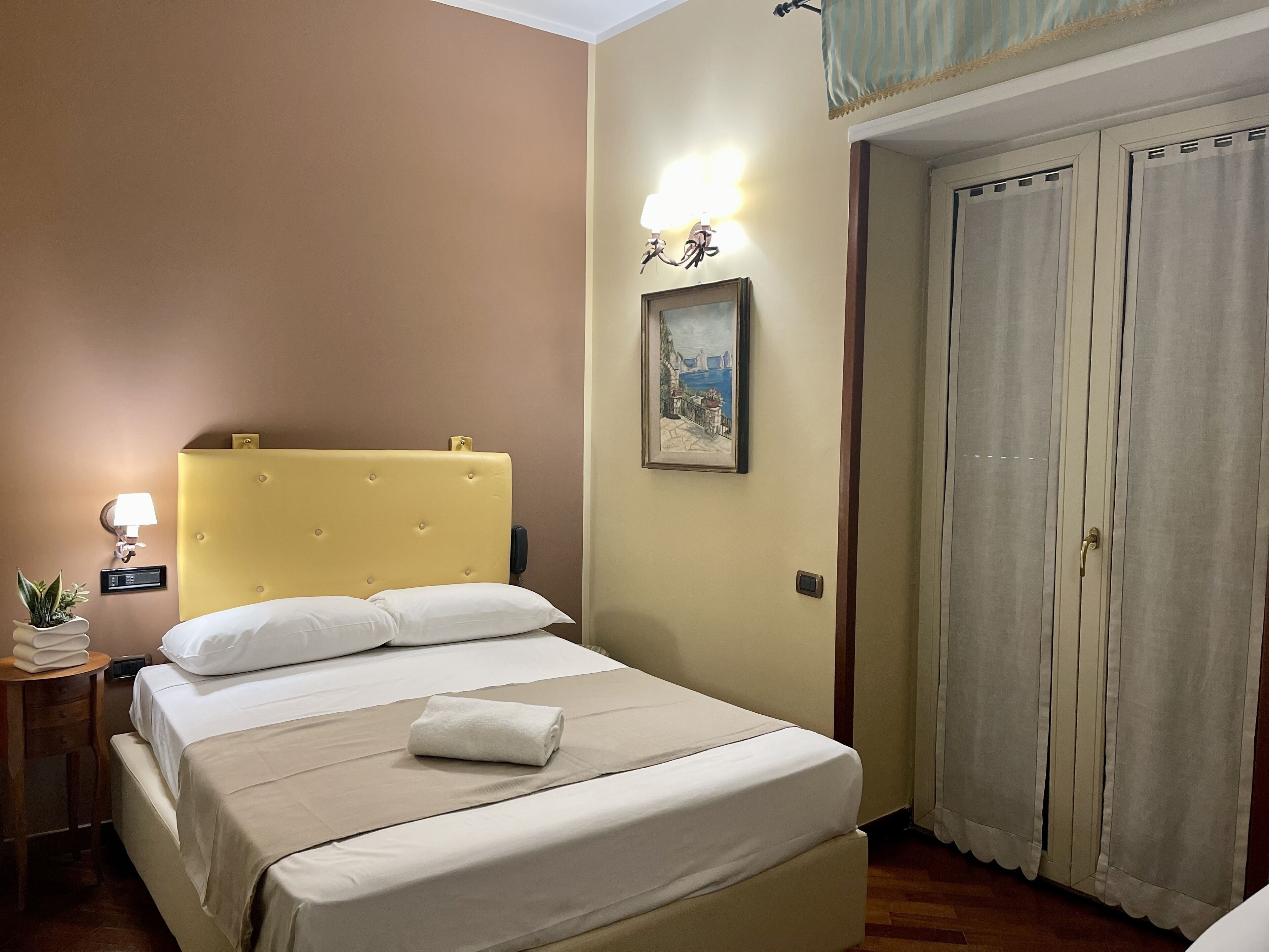 minibar, in-room safe, individually decorated, desk