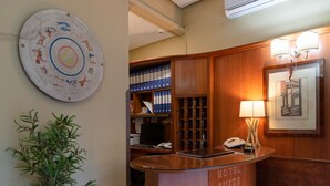 A hotel reception desk with a sign reading "HOTEL SUITE ALES". - Hotel Suite Ares (Naples)