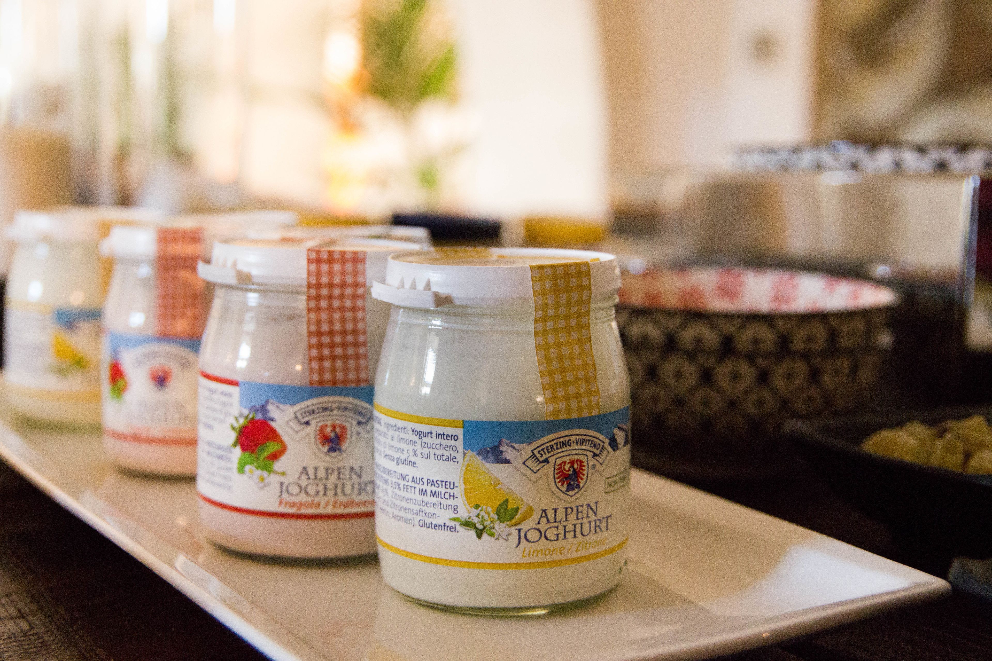 A row of jars labeled 'Alpen Joghurt' on a tray.