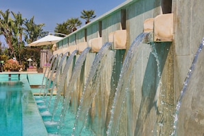 2 piscines extérieures, parasols de plage, chaises longues