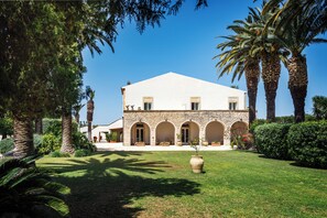 Vista frontal de la propiedad