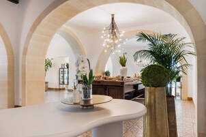 Se sirven almuerzos y cenas; cocina mediterránea; junto a la piscina