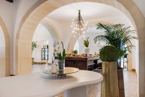 Déjeuner, dîner et brunch servis sur place, vue sur la piscine