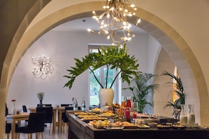 Mittagessen, Abendessen, Brunch, mediterrane Küche, Blick auf den Pool