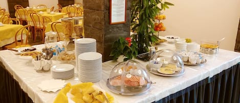 Free daily buffet breakfast