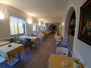 Café da manhã com buffet grátis todos os dias