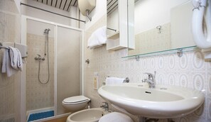 Free toiletries, hair dryer, bidet, towels - Hotel Vittoria & Orlandini (Genoa)