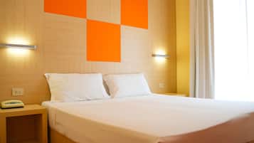 Copriletto in piuma, una scrivania, postazione laptop, Wi-Fi gratuito