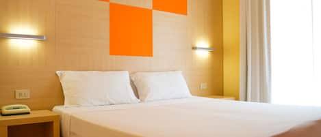 Daunenbettdecken, Schreibtisch, laptopgeeigneter Arbeitsplatz