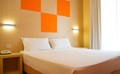 Down comforters, desk, laptop workspace, free WiFi