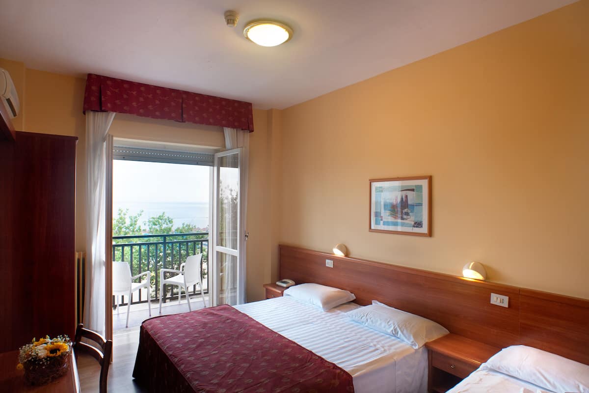 Dreibettzimmer | Daunenbettdecken, Schreibtisch, laptopgeeigneter Arbeitsplatz