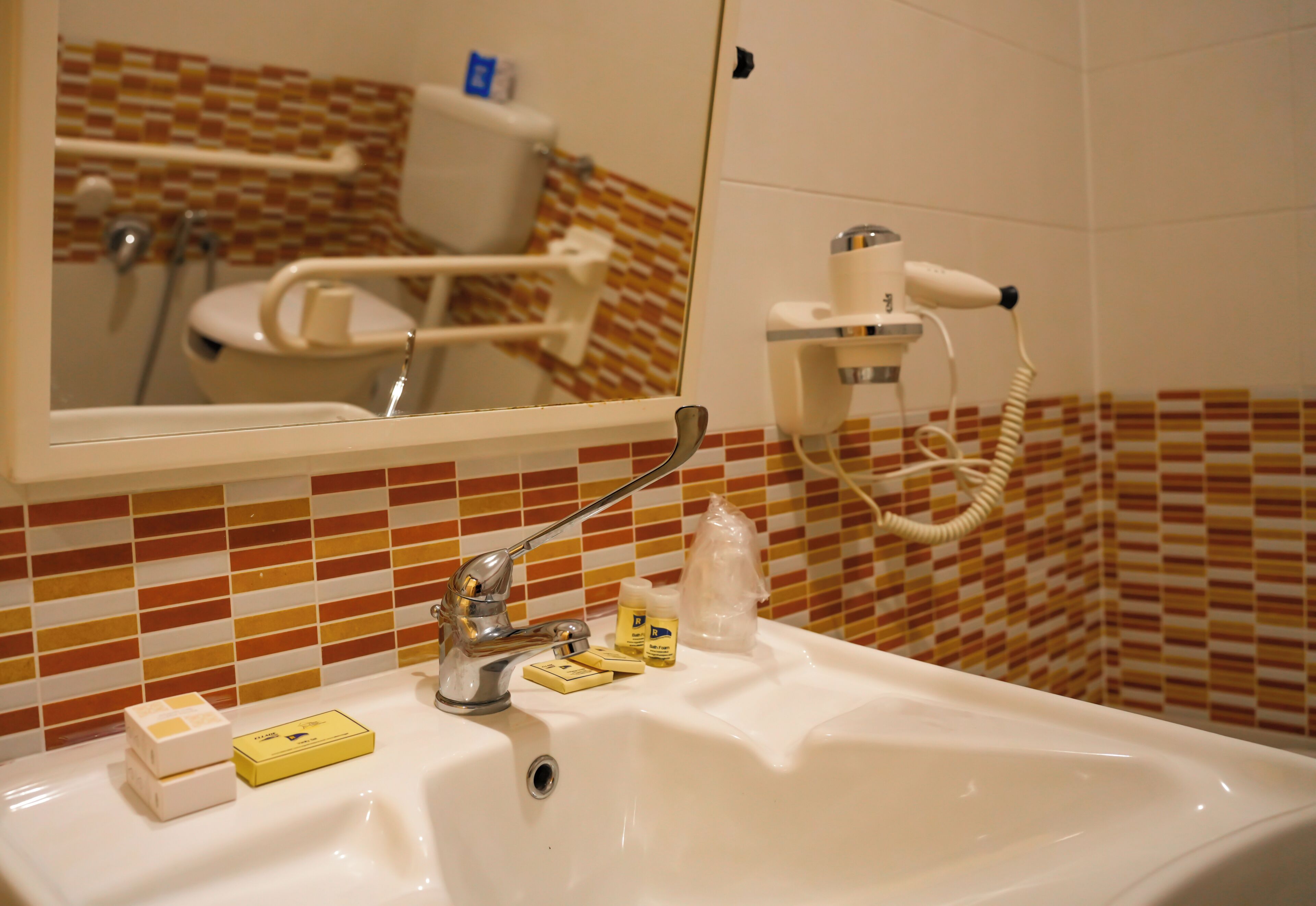 Superior Double Room, Mobility Accessible | Bathroom | Free toiletries, bidet, towels