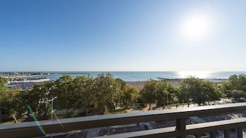 Driepersoonskamer | Uitzicht op strand/zee