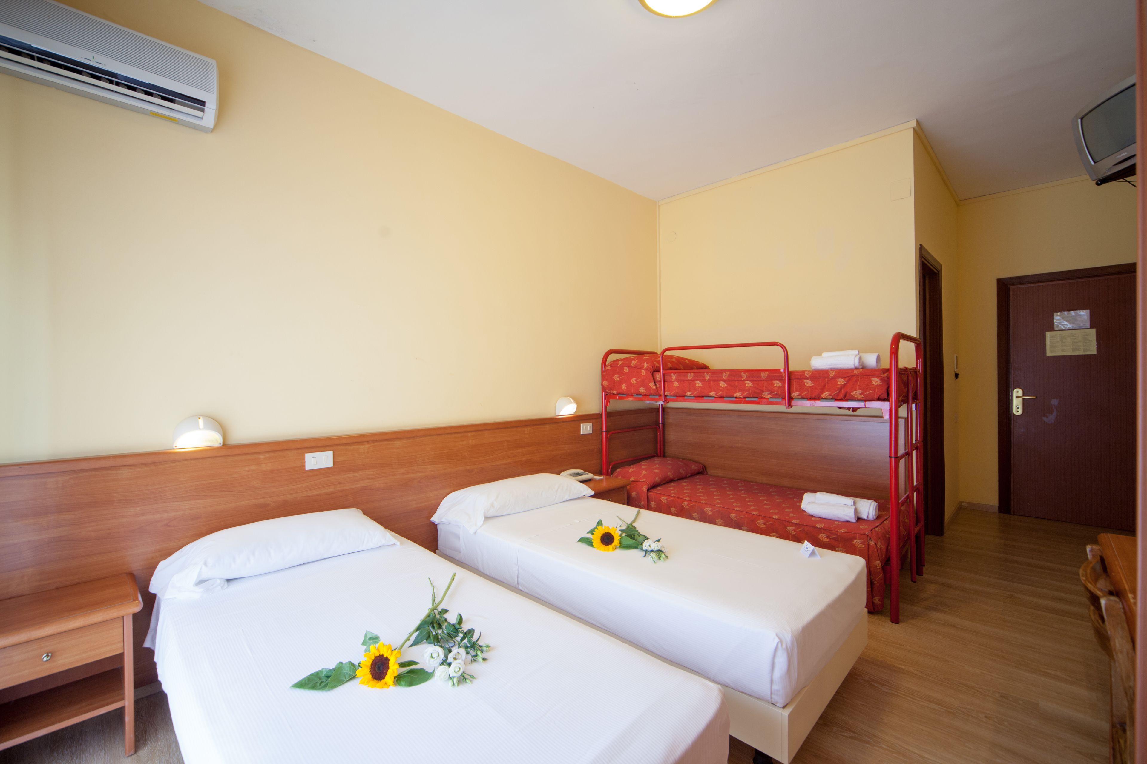 Habitación cuádruple | Edredón, escritorio, espacio para trabajar con laptop y wifi gratis 