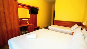 Ein Hotelzimmer mit großem Kleiderschrank, einem flachbildfernseher über einem Schminktisch und zwei Einzelbetten.