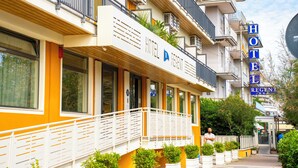 A hotel with a white facade, balconies, and a sign reading "HOTEL REGENT". - Hotel Regent (Pescara)