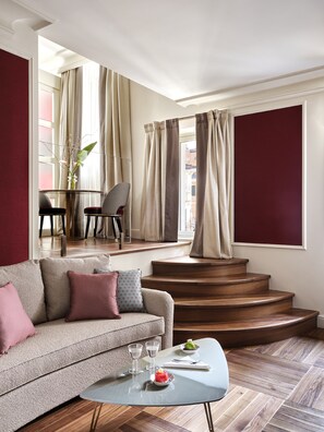 Prestige Suite | 1 bedroom, premium bedding, minibar, in-room safe