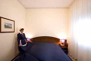 Minibar, in-room safe, desk, soundproofing - Hotel San Giorgio (Naples)