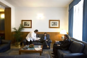 Lobby sitting area - Hotel San Giorgio (Naples)