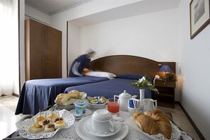 Family Room | Minibar, in-room safe, desk, soundproofing