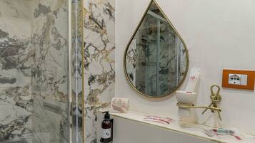 Camera Standard con letto matrimoniale o 2 letti singoli | Bagno | Doccia, set di cortesia gratuito, asciugacapelli, asciugamani