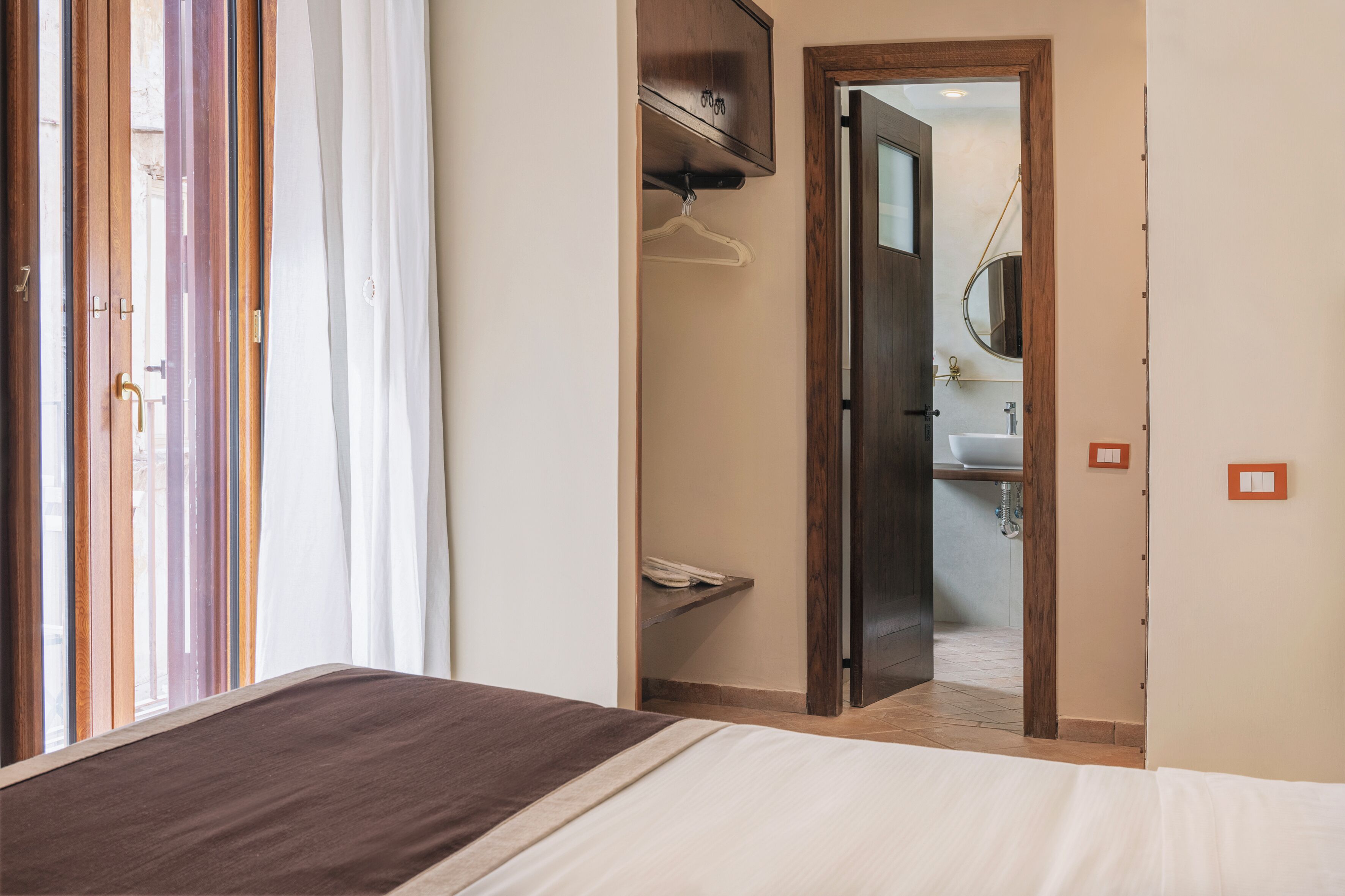 Minibar, caja de seguridad en la habitación y escritorio 