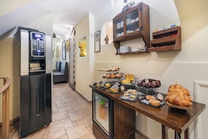 Free daily continental breakfast - Hotel Il Convento (Naples)