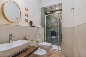 Un baño con lavabo, inodoro y ducha.