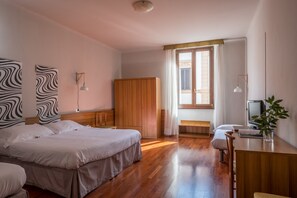 Allergikerbettwaren, Minibar, Zimmersafe, Schreibtisch