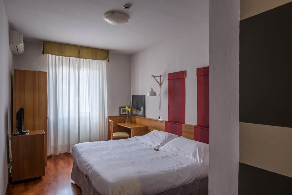 Double or Twin Room | Hypo-allergenic bedding available, minibar, in-room safe, desk