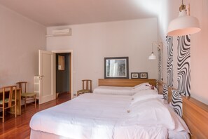 Roupas de cama antialérgicas, frigobar, cofres nos quartos, escrivaninha