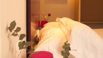 Hypo-allergenic bedding, minibar, in-room safe, desk