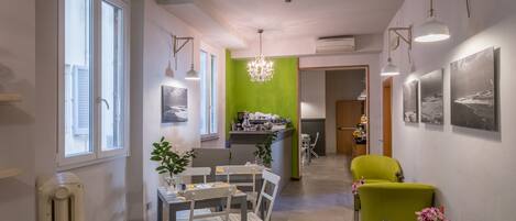 بوفيه فطور مجانًا يوميًا