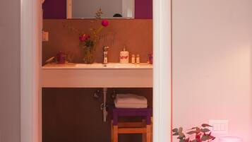 Chambre Deluxe Double ou avec lits jumeaux | Salle de bain | Douche, douche à « effet pluie », sÚche-cheveux