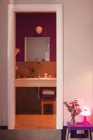 Deluxe-Doppel- oder -Zweibettzimmer | Badezimmer | Dusche, Regendusche, Haartrockner