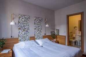 Quarto casal ou duplo | Roupas de cama antialérgicas, frigobar, cofres nos quartos, escrivaninha