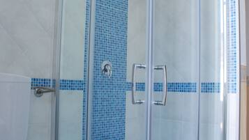 Soffione a pioggia, set di cortesia gratuito, asciugacapelli