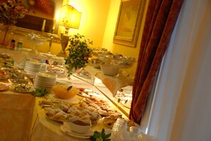 Daily cooked-to-order breakfast (EUR 7 per person)