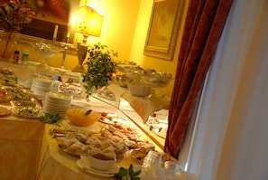 Daily cooked-to-order breakfast (EUR 7 per person)
