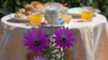 Daily cooked-to-order breakfast (EUR 7 per person)